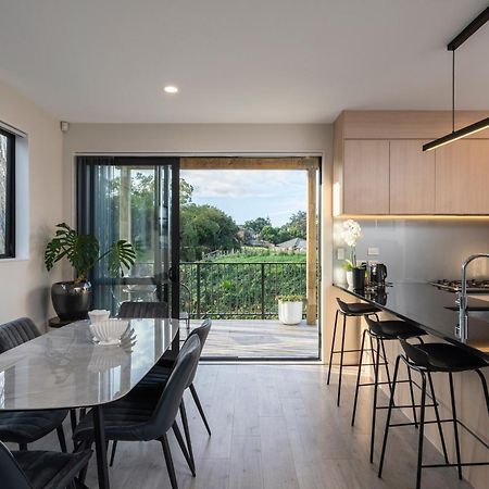 Modern Immaculate Residence In Mount Wellington Окленд Экстерьер фото
